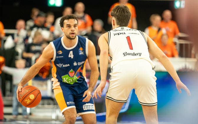 18 2 2026, Basketball, Men, easy credit BBL, easy credit Bundesliga, BBL, Bundesliga, 21 Matchday, Rostock Seawolves BMA365 Bamberg Baskets Elias Baguette Rostock Seawolves, li against Zachary Ensminhger Bamberg Baskets, re Rostock Stadthalle Mecklenburg Vorpommern Germany