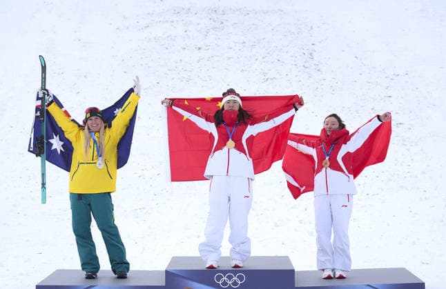 (260218) -- LIVIGNO, Feb. 18, 2026 -- Gold medalist Xu Mengtao (C) of China, silver medalist Danielle Scott (L) of Australia and bronze medalist Shao Qi of China pose for photos during the awarding ceremony of the freestyle skiing women s aerials at the Milan-Cortina 2026 Olympic Winter games, Winterspiele,Spiele, Summer games in Livigno, Italy, Feb. 18, 2026. ) (MICO2026)ITALY-LIVIGNO-OLYMPIC WINTER GAMES-FREESTYLE SKIING-WOMEN S AERIALS-FINAL HuxChao 
