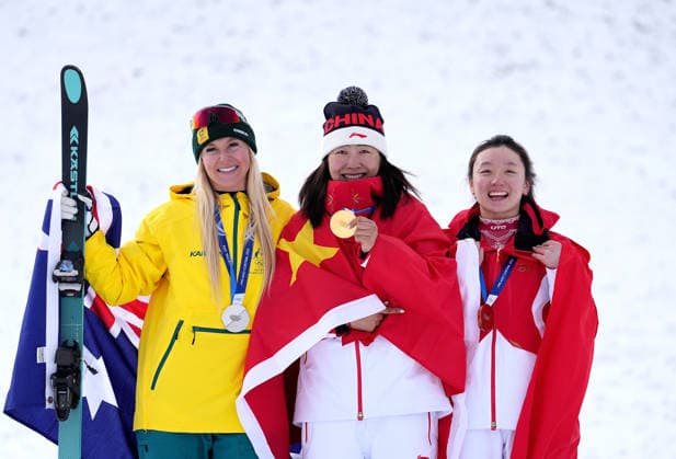 (260218) -- LIVIGNO, Feb. 18, 2026 -- Gold medalist Xu Mengtao (C) of China, silver medalist Danielle Scott (L) of Australia and bronze medalist Shao Qi of China pose for photos during the awarding ceremony of the freestyle skiing women s aerials at the Milan-Cortina 2026 Olympic Winter games, Winterspiele,Spiele, Summer games in Livigno, Italy, Feb. 18, 2026. ) (MICO2026)ITALY-LIVIGNO-OLYMPIC WINTER GAMES-FREESTYLE SKIING-WOMEN S AERIALS-FINAL HuxChao 