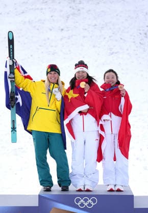 (260218) -- LIVIGNO, Feb. 18, 2026 -- Gold medalist Xu Mengtao (C) of China, silver medalist Danielle Scott (L) of Australia and bronze medalist Shao Qi of China pose for photos during the awarding ceremony of the freestyle skiing women s aerials at the Milan-Cortina 2026 Olympic Winter games, Winterspiele,Spiele, Summer games in Livigno, Italy, Feb. 18, 2026. ) (MICO2026)ITALY-LIVIGNO-OLYMPIC WINTER GAMES-FREESTYLE SKIING-WOMEN S AERIALS-FINAL HuxChao 