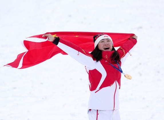 (260218) -- LIVIGNO, Feb. 18, 2026 -- Gold medalist Xu Mengtao of China celebrates after the awarding ceremony of the freestyle skiing women s aerials at the Milan-Cortina 2026 Olympic Winter games, Winterspiele,Spiele, Summer games in Livigno, Italy, Feb. 18, 2026. ) (MICO2026)ITALY-LIVIGNO-OLYMPIC WINTER GAMES-FREESTYLE SKIING-WOMEN S AERIALS-FINAL HuxChao 