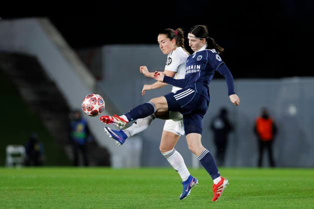 UEFA Women s Champions League - Real Madrid vs Paris FC MADRID, SPAIN -February 18:Kaja Korosec of Paris FC and Sara Dabritz of Real Madrid in action during the UEFA Women s Champions League match between Real Madrid and Paris FC at Alfredo Di Stefano stadium in Madrid.(Photo by Guillermo Martinez f22photo) Madrid Alfredo Di Stefano Stadium Spain Copyright: xGuillermoxMartinezx