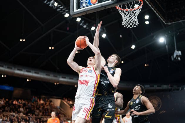 Christian Sklananowski Nr 19 Wuerzburg Baskets vs Luka Scuka Nr 5 Basketball Loewen Braunschweig GER, Basketball Loewen Braunschweig vs Wuerzburg Baskets, Basketball, easyCredit BBL, Matchday 21, Season 2025 26, 18 02 2026 GER, Basketball Loewen Braunschweig vs Wuerzburg Baskets, Basketball, easyCredit BBL, Matchday 21, Season 2025 26, 18 02 2026 Braunschweig Copyright: xEibner-Pressefoto DanielxREINELTx EP_DRT