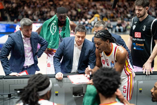 Marcus Carr Nr 5 Wuerzburg Baskets and Sasa Filipovski Headcoach Wuerzburg Baskets during a timeout GER, Basketball Loewen Braunschweig vs Wuerzburg Baskets, Basketball, easyCredit BBL, Matchday 21, Season 2025 26, 18 02 2026 GER, Basketball Loewen Braunschweig vs Wuerzburg Baskets, Basketball, easyCredit BBL, Matchday 21, Season 2025 26, 18 02 2026 Braunschweig Copyright: xEibner-Pressefoto DanielxREINELTx EP_DRT
