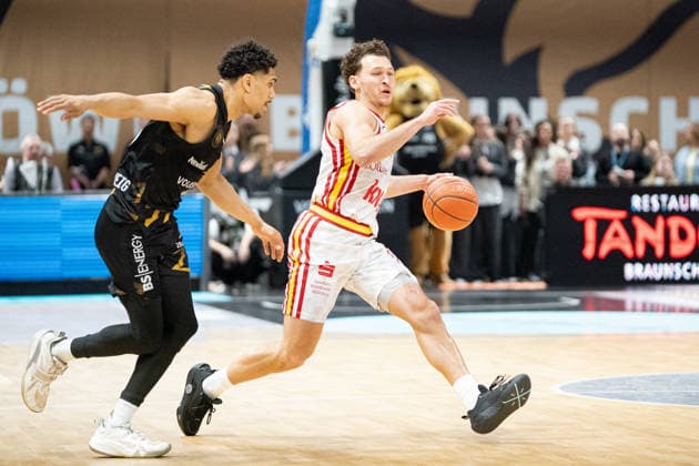Brae Ivey Nr 11 Wuerzburg Baskets vs Grant Sherfield Nr 25 Basketball Loewen Braunschweig GER, Basketball Loewen Braunschweig vs Wuerzburg Baskets, Basketball, easyCredit BBL, Matchday 21, Season 2025 26, 18 02 2026 GER, Basketball Loewen Braunschweig vs Wuerzburg Baskets, Basketball, easyCredit BBL, Matchday 21, Season 2025 26, 18 02 2026 Braunschweig Copyright: xEibner-Pressefoto DanielxREINELTx EP_DRT