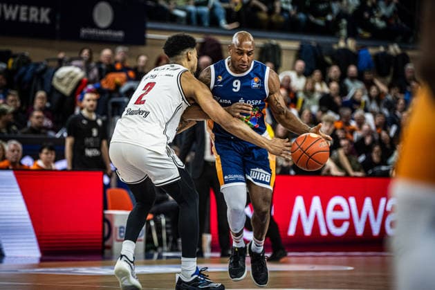 Rostock, Germany February 18, 2026 1 BBL 2025 2026 Rostock Seawolves vs Bamberg Baskets In the picture from left in a duel Ibi Watson Bamberg Baskets and DeAndre Lansdowne Rostock Seawolves Copyright: xFotostandx xVoelkerx