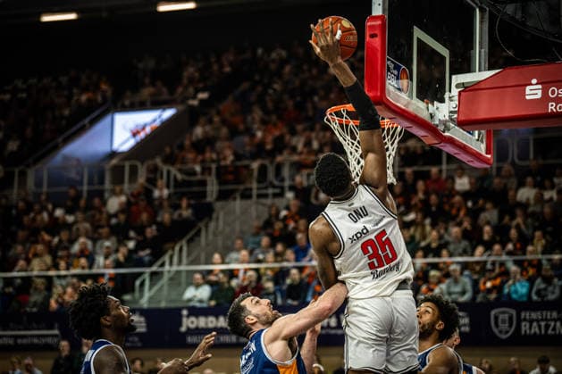 Rostock, Germany February 18, 2026 1 BBL 2025 2026 Rostock Seawolves vs Bamberg Baskets In the picture Ejiofor Onu Bamberg Baskets makes a dunk, dunkt Copyright: xFotostandx xVoelkerx