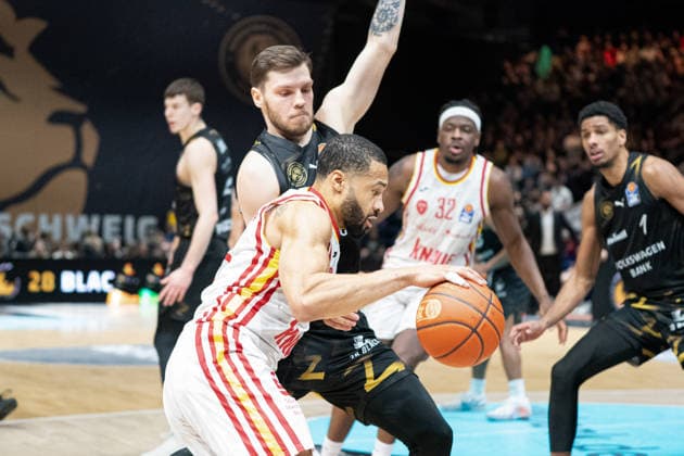 David Muenkat Nr 55 Wuerzburg Baskets vs Ferdinand Zylka Nr 6 Basketball Loewen Braunschweig GER, Basketball Loewen Braunschweig vs Wuerzburg Baskets, Basketball, easyCredit BBL, Matchday 21, Season 2025 26, 18 02 2026 GER, Basketball Loewen Braunschweig vs Wuerzburg Baskets, Basketball, easyCredit BBL, Matchday 21, Season 2025 26, 18 02 2026 Braunschweig Copyright: xEibner-Pressefoto DanielxREINELTx EP_DRT