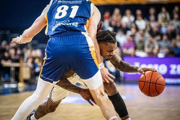 Rostock, Germany February 18, 2026 1 BBL 2025 2026 Rostock Seawolves vs Bamberg Baskets In the picture from left in a duel Andy van Vliet Rostock Seawolves and Cobe Williams Bamberg Baskets Copyright: xFotostandx xVoelkerx
