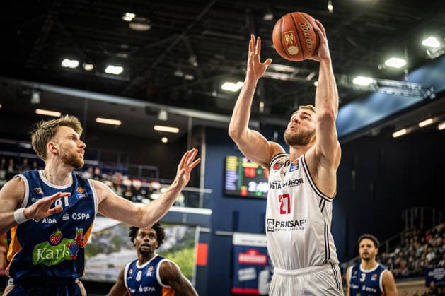 Rostock, Germany February 18, 2026 1 BBL 2025 2026 Rostock Seawolves vs Bamberg Baskets In the picture 2 from left Moritz Krimmer Bamberg Baskets shoots a basket Copyright: xFotostandx xVoelkerx