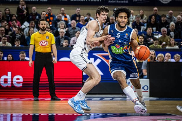 Rostock, Germany February 18, 2026 1 BBL 2025 2026 Rostock Seawolves vs Bamberg Baskets In the picture from left in the duel Richard Balint Bamberg Baskets and D Shawn Schwartz Rostock Seawolves Copyright: xFotostandx xVoelkerx