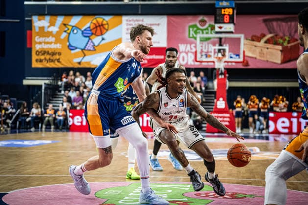 Rostock, Germany February 18, 2026 1 BBL 2025 2026 Rostock Seawolves vs Bamberg Baskets In the picture from left in a duel Andy van Vliet Rostock Seawolves and Cobe Williams Bamberg Baskets Copyright: xFotostandx xVoelkerx