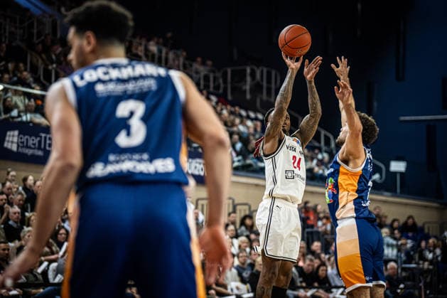 Rostock, Germany February 18, 2026 1 BBL 2025 2026 Rostock Seawolves vs Bamberg Baskets In the picture from left Cobe Williams Bamberg Baskets and Elias Baggette Rostock Seawolves Copyright: xFotostandx xVoelkerx