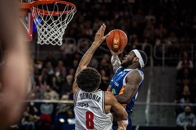 Rostock, Germany February 18, 2026 1 BBL 2025 2026 Rostock Seawolves vs Bamberg Baskets In the picture from left in the duel Demarcus Demonia Bamberg Baskets and TJ Crockett Jr Rostock Seawolves Copyright: xFotostandx xVoelkerx