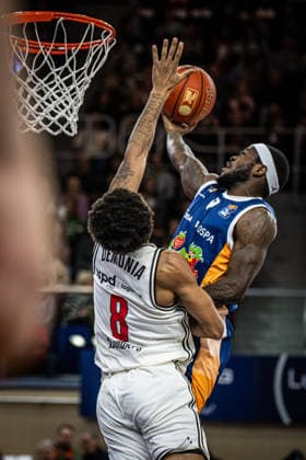 Rostock, Germany February 18, 2026 1 BBL 2025 2026 Rostock Seawolves vs Bamberg Baskets In the picture from left in the duel Demarcus Demonia Bamberg Baskets and TJ Crockett Jr Rostock Seawolves Copyright: xFotostandx xVoelkerx