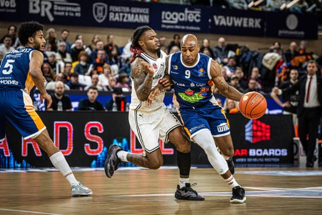 Rostock, Germany February 18, 2026 1 BBL 2025 2026 Rostock Seawolves vs Bamberg Baskets In the picture from left in a duel Cobe Williams Bamberg Baskets and DeAndre Lansdowne Rostock Seawolves Copyright: xFotostandx xVoelkerx