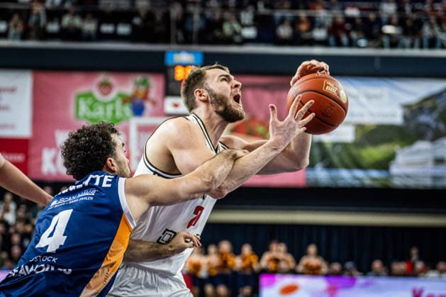 Rostock, Germany February 18, 2026 1 BBL 2025 2026 Rostock Seawolves vs Bamberg Baskets Pictured from left in a duel Elias Baggette Rostock Seawolves and Moritz Krimmer Bamberg Baskets Copyright: xFotostandx xVoelkerx