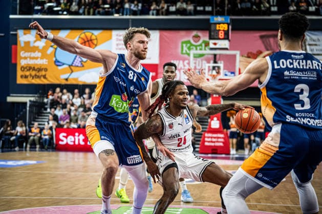 Rostock, Germany February 18, 2026 1 BBL 2025 2026 Rostock Seawolves vs Bamberg Baskets Pictured from left in a duel Andy van Vliet Rostock Seawolves and Cobe Williams Bamberg Baskets Copyright: xFotostandx xVoelkerx