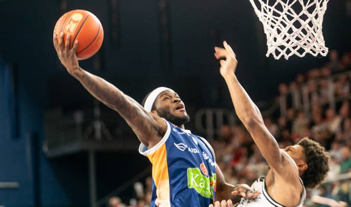 18 2 2026, Basketball, Men, easy credit BBL, easy credit Bundesliga, BBL, Bundesliga, 21 Matchday, Rostock Seawolves BMA365 Bamberg Baskets TJ Crockett jr Rostock Seawolves, li vs Demarcus Marquette Demonin Bamberg Baskets, re Rostock Stadthalle Mecklenburg Vorpommern Germany