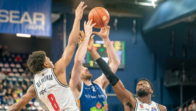 18 2 2026, Basketball, Men, easy credit BBL, easy credit Bundesliga, BBL, Bundesliga, 21 Matchday, Rostock Seawolves BMA365 Bamberg Baskets Demarcus Marquette Dämonin Bamberg Baskets, left and Ejofor Onu Bamberg Baskets, right against Owen Klassen Rostock Seawolves, center Rostock Stadthalle Mecklenburg Vorpommern Germany
