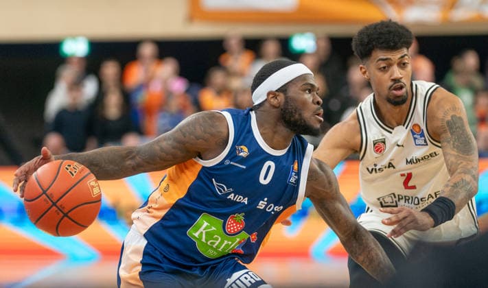 18 2 2026, Basketball, Men, easy credit BBL, easy credit Bundesliga, BBL, Bundesliga, 21 Matchday, Rostock Seawolves BMA365 Bamberg Baskets TJ Crockett jr Rostock Seawolves, li vs Ibrahim Watson Bamberg Baskets, re Rostock Stadthalle Mecklenburg Vorpommern Germany