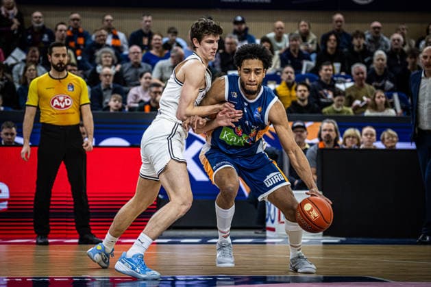 Rostock, Germany February 18, 2026 1 BBL 2025 2026 Rostock Seawolves vs Bamberg Baskets In the picture from left in the duel Richard Balint Bamberg Baskets and D Shawn Schwartz Rostock Seawolves Copyright: xFotostandx xVoelkerx