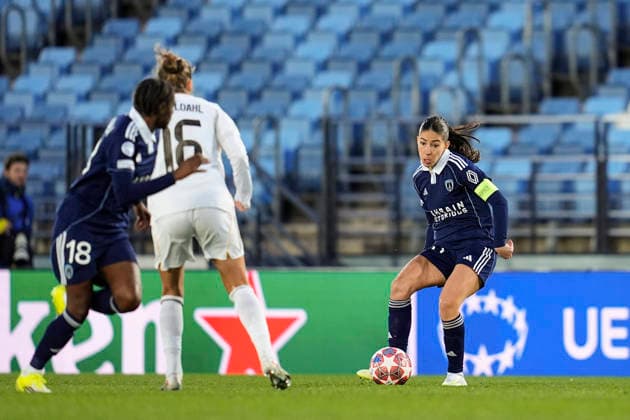 February 18, 2026, Valdebebas, Madrid, Spain: Clara Mateo of Paris FC plays the ball during the UEFA Women s Champions League 2025 26 KO play-offs Second Leg match between Real Madrid C.F. and Paris FC at Alfredo Di Stefano on February 18, 2026 in Madrid, Spain. Real Madrid C.F. V Paris FC - UEFA Women s Champions League 2025 26 KO Play-Offs Second Leg  - ZUMAa181 20260218_zaa_a181_033 Copyright: xDennisxAgyemanx