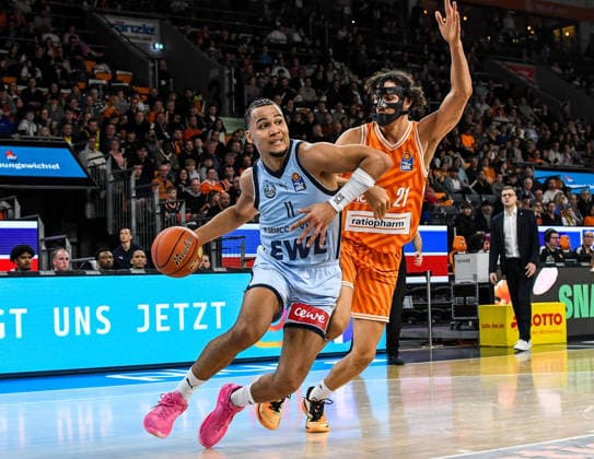 GER, BBL, ratiopharm Ulm vs EWE Baskets Oldenburg 18 02 2026, ratiopharm arena, Neu Ulm, GER, BBL, ratiopharm Ulm vs EWE Baskets Oldenburg, in the picture Nicholas Tischler Oldenburg, 11 , Alec Anigbata Ulm, 21 nordphotoxGmbHx xHafner nph00200