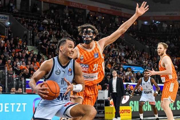 GER, BBL, ratiopharm Ulm vs EWE Baskets Oldenburg 18 02 2026, ratiopharm arena, Neu Ulm, GER, BBL, ratiopharm Ulm vs EWE Baskets Oldenburg, in the picture Nicholas Tischler Oldenburg, 11 , Alec Anigbata Ulm, 21 nordphotoxGmbHx xHafner nph00200