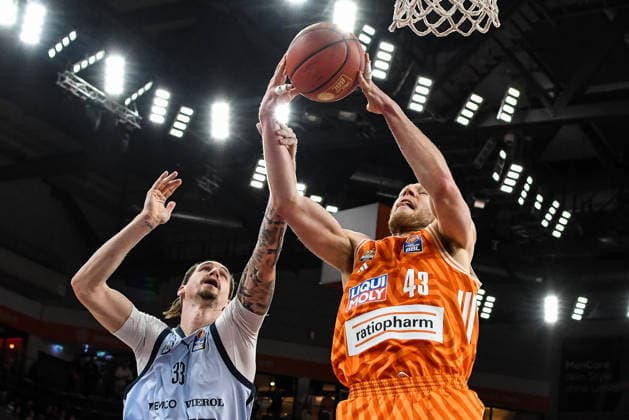 GER, BBL, ratiopharm Ulm vs EWE Baskets Oldenburg 18 02 2026, ratiopharm arena, Neu Ulm, GER, BBL, ratiopharm Ulm vs EWE Baskets Oldenburg, pictured Tomislav Zubcic Oldenburg, 33 , Christian Sengfelder Ulm, 43 nordphotoxGmbHx xHafner nph00200