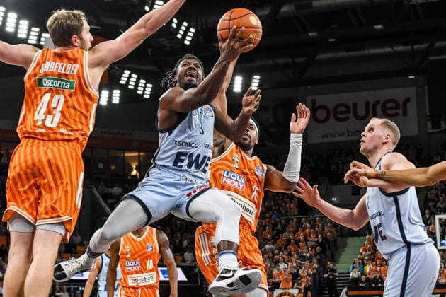 GER, BBL, ratiopharm Ulm vs EWE Baskets Oldenburg 18 02 2026, ratiopharm arena, Neu Ulm, GER, BBL, ratiopharm Ulm vs EWE Baskets Oldenburg, in the picture Christian Sengfelder Ulm, 43 , Chris Clemons Oldenburg, 3 , Justin Simon Ulm, 15 , Seth Hinrichs Oldenburg, 21 nordphotoxGmbHx xHafner nph00200