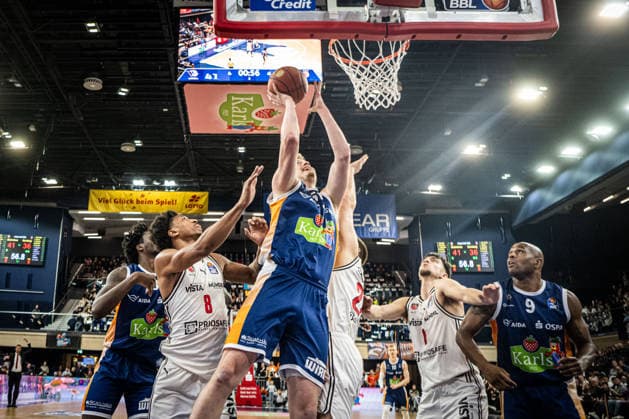 Rostock, Germany February 18, 2026 1 BBL 2025 2026 Rostock Seawolves vs Bamberg Baskets In the picture Bent Leuchten Rostock Seawolves and Moritz Krimmer Bamberg Baskets Copyright: xFotostandx xVoelkerx