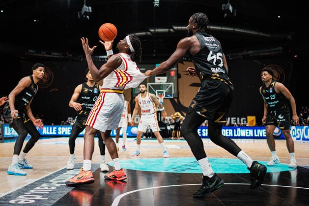 Easycredit BBL Basketball Braunschweig Löwen Fitness First Würzburger Baskets, 18 02 26 Oladapo Shittu Basketball Löwen Braunschweig, 45 pulls on Darius Thompson Würzburg Baskets, 32 on jersey Easycredit BBL Basketball Braunschweig Löwen vs Fitness First Würzburger Baskets on 18 02 2026 at Volkswagen Halle, Braunschweig Copyright: xBEAUTIFULxSPORTS Tonhäuserx