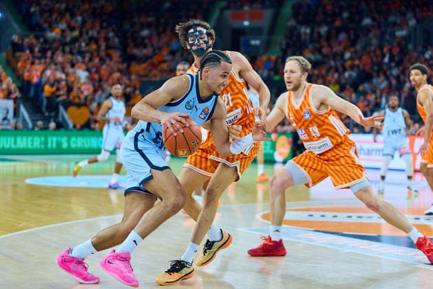 Nicholas Tischler EWE Baskets Oldenburg, 11 , Alec Anigbata ratiopharm ulm, 21 , Christian Sengfelder ratiopharm ulm, 43 GER, ratiopharm ulm vs EWE Baskets Oldenburg, Basketball, Matchday 19, EasyCredit BBL, Season 2025 2026, 18 02 2026 GER, ratiopharm ulm vs EWE Baskets Oldenburg, Basketball, Matchday 19, EasyCredit BBL, Season 2025 2026, 18 02 2026 Neu Ulm Copyright: xEibner-Pressefoto GeraldxOelze-dexStoppanyx EP_ODS