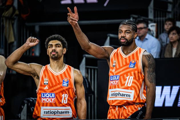 Neu Ulm, Germany, 18 02 26 Mark Smith ratiopharm ulm and Malik Osborne ratiopharm ulm gestures during the Basketball Bundesliga match between ratiopharm ulm vs EWE Baskets Oldenburg at the ratiopharm Arena on February 18, 2026 in Neu Ulm, Germany Photo by Harry Langer DeFodi Images ratiopharm Arena, Germany, 18 02 26 Mark Smith ratiopharm ulm and Malik Osborne ratiopharm ulm gestures during the Basketball Bundesliga match between ratiopharm ulm vs EWE Baskets Oldenburg at Neu Ulm on February 18, 2026 in ratiopharm Arena, Germany Photo by Harry Langer DeFodi Images Photo by Harry Langer DeFodi Images