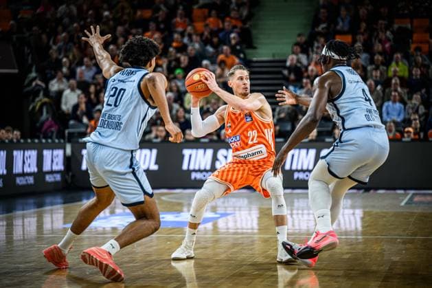 Neu Ulm, Germany, 18 02 26 Joel Harms EWE Baskets Oldenburg , Thomas Klepeisz ratiopharm ulm and Brian Fobbs EWE Baskets Oldenburg in a duel during the Basketball Bundesliga match between ratiopharm ulm vs EWE Baskets Oldenburg at ratiopharm Arena on February 18, 2026 in Neu Ulm, Germany Photo by Harry Langer DeFodi Images ratiopharm Arena, Germany, 18 02 26 Joel Harms EWE Baskets Oldenburg , Thomas Klepeisz ratiopharm ulm and Brian Fobbs EWE Baskets Oldenburg battle for the ball during the Basketball Bundesliga match between ratiopharm ulm vs EWE Baskets Oldenburg at Neu Ulm on February 18, 2026 in ratiopharm Arena, Germany Photo by Harry Langer DeFodi Images Photo by Harry Langer DeFodi Images