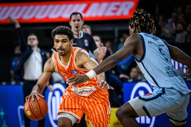 Neu Ulm, Germany, 18 02 26 Mark Smith ratiopharm ulm and Ralph Hounnou EWE Baskets Oldenburg battle for the ball during the Basketball Bundesliga match between ratiopharm ulm vs EWE Baskets Oldenburg at ratiopharm Arena on February 18, 2026 in Neu Ulm, Germany Photo by Harry Langer DeFodi Images ratiopharm Arena, Germany, 18 02 26 Mark Smith ratiopharm ulm and Ralph Hounnou EWE Baskets Oldenburg battle for the ball during the Basketball Bundesliga match between ratiopharm ulm vs EWE Baskets Oldenburg at Neu Ulm on February 18, 2026 in ratiopharm Arena, Germany Photo by Harry Langer DeFodi Images Photo by Harry Langer DeFodi Images