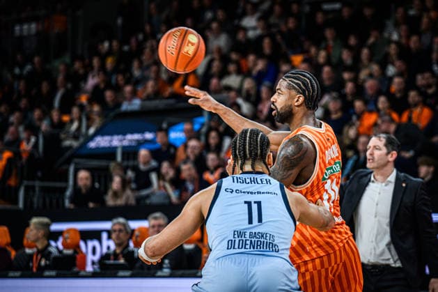 Neu Ulm, Germany, 18 02 26 Nicholas Tischler EWE Baskets Oldenburg and Malik Osborne ratiopharm ulm battle for the ball during the Basketball Bundesliga match between ratiopharm ulm vs EWE Baskets Oldenburg at ratiopharm Arena on February 18, 2026 in Neu Ulm, Germany Photo by Harry Langer DeFodi Images ratiopharm Arena, Germany, 18 02 26 Nicholas Tischler EWE Baskets Oldenburg and Malik Osborne ratiopharm ulm battle for the ball during the Basketball Bundesliga match between ratiopharm ulm vs EWE Baskets Oldenburg at Neu Ulm on February 18, 2026 in ratiopharm Arena, Germany Photo by Harry Langer DeFodi Images Photo by Harry Langer DeFodi Images