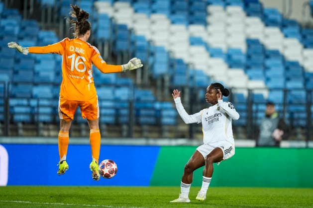 February 18, 2026, Valdebebas, Madrid, Spain: Linda Caicedo of Real Madrid CF and Mylene Chavas of Paris FC in action during the UEFA Women s Champions League 2025 26 KO play-offs Second Leg match between Real Madrid C.F. and Paris FC at Alfredo Di Stefano on February 18, 2026 in Madrid, Spain. Real Madrid C.F. V Paris FC - UEFA Women s Champions League 2025 26 KO Play-Offs Second Leg  - ZUMAa181 20260218_zaa_a181_035 Copyright: xOscarxJ.xBarrosox