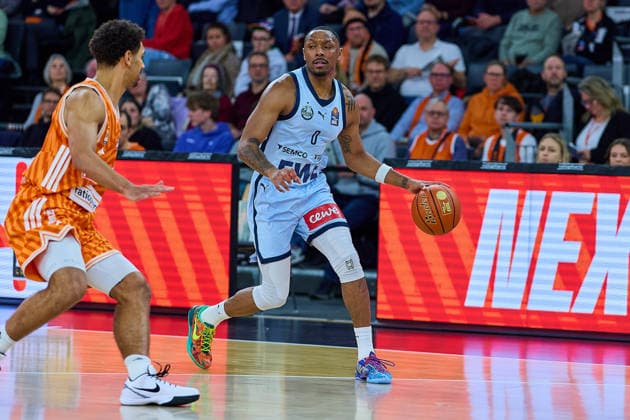 Mark Smith ratiopharm ulm, 13 , Kyle Lofton EWE Baskets Oldenburg, 00 GER, ratiopharm ulm vs EWE Baskets Oldenburg, Basketball, Matchday 19, EasyCredit BBL, Season 2025 2026, 18 02 2026 GER, ratiopharm ulm vs EWE Baskets Oldenburg, Basketball, Matchday 19, EasyCredit BBL, Season 2025 2026, 18 02 2026 Neu Ulm Copyright: xEibner-Pressefoto GeraldxOelze-dexStoppanyx EP_ODS