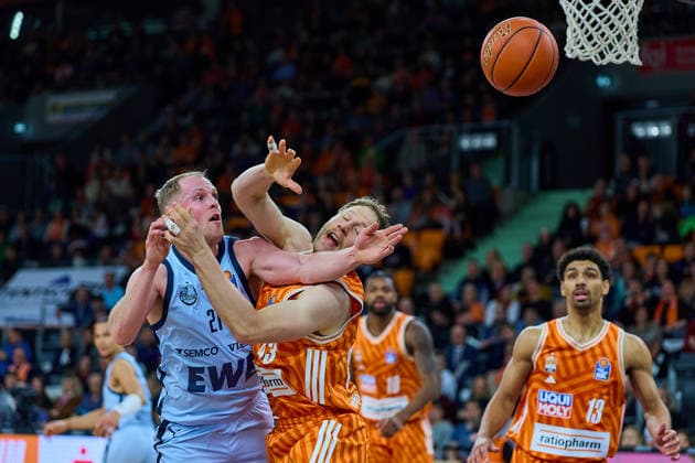Seth Hinrichs EWE Baskets Oldenburg, 21 , Christian Sengfelder ratiopharm ulm, 43 Mark Smith ratiopharm ulm, 13 GER, ratiopharm ulm vs EWE Baskets Oldenburg, Basketball, Matchday 19, EasyCredit BBL, Season 2025 2026, 18 02 2026 GER, ratiopharm ulm vs EWE Baskets Oldenburg, Basketball, Matchday 19, EasyCredit BBL, Season 2025 2026, 18 02 2026 Neu Ulm Copyright: xEibner-Pressefoto GeraldxOelze-dexStoppanyx EP_ODS