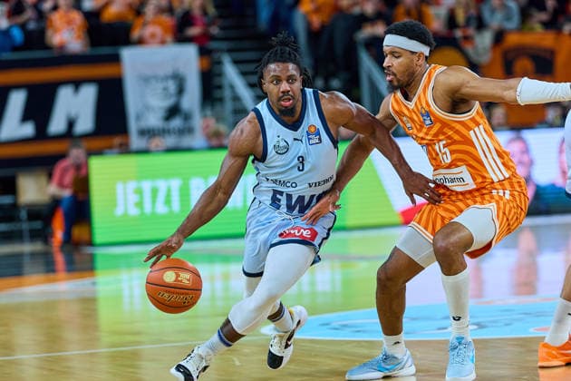 Chris Clemons EWE Baskets Oldenburg, 03 , Justin Simon ratiopharm ulm, 15 GER, ratiopharm ulm vs EWE Baskets Oldenburg, Basketball, Matchday 19, EasyCredit BBL, Season 2025 2026, 18 02 2026 GER, ratiopharm ulm vs EWE Baskets Oldenburg, Basketball, Matchday 19, EasyCredit BBL, Season 2025 2026, 18 02 2026 New Ulm Copyright: xEibner-Pressefoto GeraldxOelze-dexStoppanyx EP_ODS