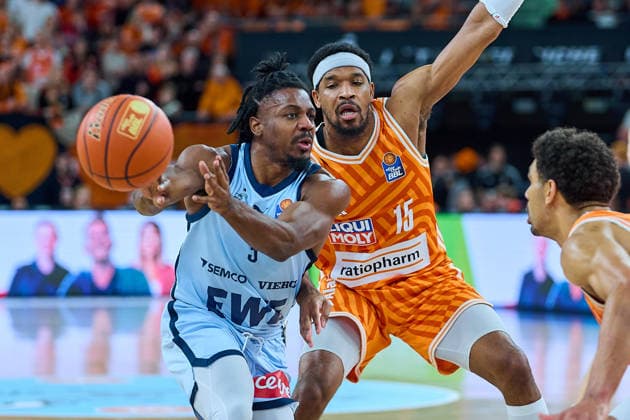Chris Clemons EWE Baskets Oldenburg, 03 , Justin Simon ratiopharm ulm, 15 GER, ratiopharm ulm vs EWE Baskets Oldenburg, Basketball, Matchday 19, EasyCredit BBL, Season 2025 2026, 18 02 2026 GER, ratiopharm ulm vs EWE Baskets Oldenburg, Basketball, Matchday 19, EasyCredit BBL, Season 2025 2026, 18 02 2026 New Ulm Copyright: xEibner-Pressefoto GeraldxOelze-dexStoppanyx EP_ODS