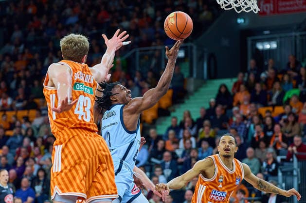 Christian Sengfelder ratiopharm ulm, 43 with the block attempt against Chris Clemons EWE Baskets Oldenburg, 03 GER, ratiopharm ulm vs EWE Baskets Oldenburg, Basketball, Matchday 19, EasyCredit BBL, Season 2025 2026, 18 02 2026 GER, ratiopharm ulm vs EWE Baskets Oldenburg, Basketball, Matchday 19, EasyCredit BBL, Season 2025 2026, 18 02 2026 Neu Ulm Copyright: xEibner-Pressefoto GeraldxOelze-dexStoppanyx EP_ODS