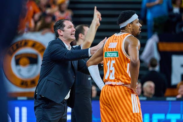 Ty Harrelson ratiopharm ulm, Head Coach , Justin Simon ratiopharm ulm, 15 GER, ratiopharm ulm vs EWE Baskets Oldenburg, Basketball, Matchday 19, EasyCredit BBL, Season 2025 2026, 18 02 2026 GER, ratiopharm ulm vs EWE Baskets Oldenburg, Basketball, Matchday 19, EasyCredit BBL, Season 2025 2026, 18 02 2026 New Ulm Copyright: xEibner-Pressefoto GeraldxOelze-dexStoppanyx EP_ODS