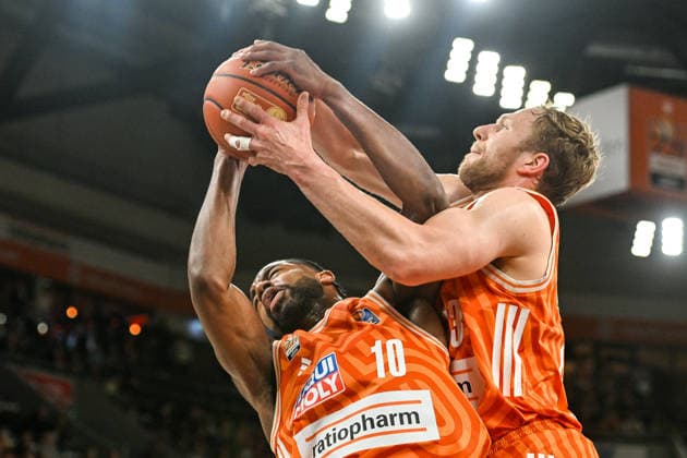 GER, BBL, ratiopharm Ulm vs EWE Baskets Oldenburg 18 02 2026, ratiopharm arena, Neu Ulm, GER, BBL, ratiopharm Ulm vs EWE Baskets Oldenburg, in the picture Malik Osborne Ulm, 10 and Christian Sengfelder Ulm, 43 , fight for the rebound nordphotoxGmbHx xHafner nph00200