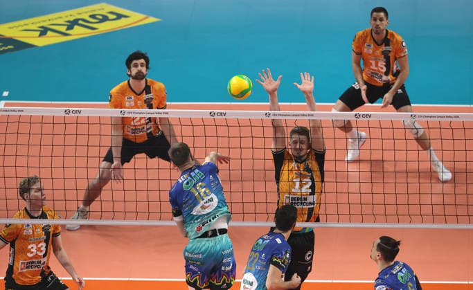 Kamil Semeniuk in attack, Florian Krage Brewitz, behind him Jake Hanes, Moritz Reichert duel Match scene Action Sport Volleyball CEV Champions League Men Season 2025 2026 18 02 2026 BR Volleys Berlin BRV vs Sir Sicoma Monini Perugia