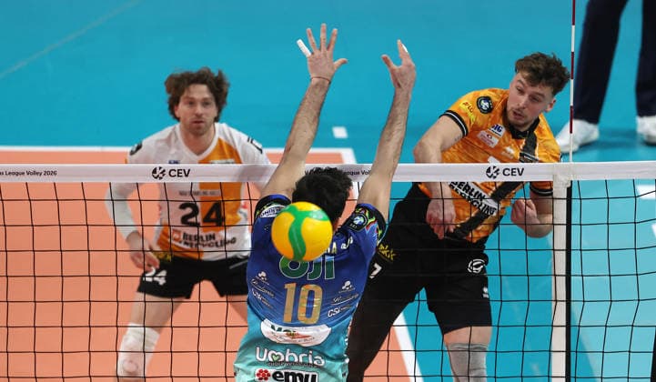 Simon Plaskie in attack, Wassim Ben Tara duel Match scene Action Sport Volleyball CEV Champions League Men Season 2025 2026 18 02 2026 BR Volleys Berlin BRV vs Sir Sicoma Monini Perugia
