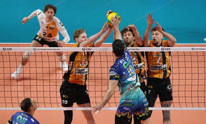 Wassim Ben Tara in attack, Fedor Ivanov, Matthew Knigge, Simon Plaskie duel Match scene Action Sport Volleyball CEV Champions League Men Season 2025 2026 18 02 2026 BR Volleys Berlin BRV vs Sir Sicoma Monini Perugia