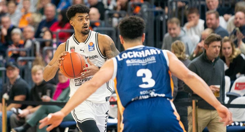 18 2 2026, Basketball, Men, easy credit BBL, easy credit Bundesliga, BBL, Bundesliga, 21 Matchday, Rostock Seawolves BMA365 Bamberg Baskets Demarcus Marquette Demonin Bamberg Baskets, left against Dominic Lockhart Rostock Seawolves, right Rostock Stadthalle Mecklenburg Vorpommern Germany